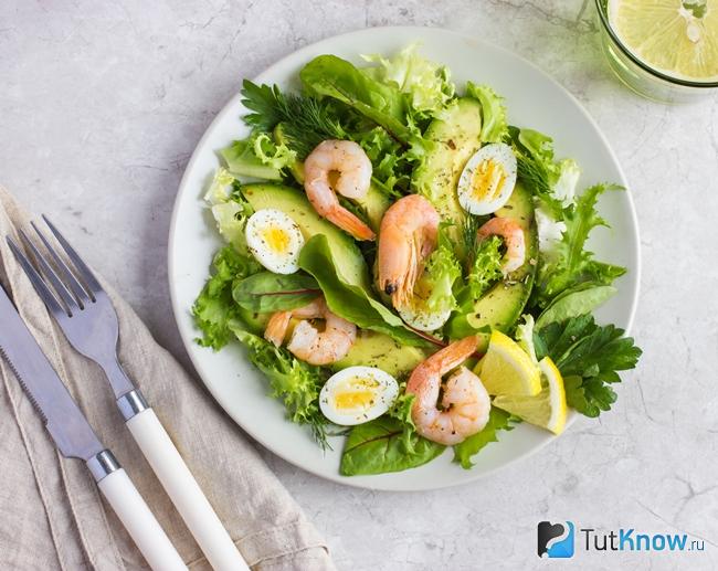 Салат с Фриллисом, креветками и авокадо