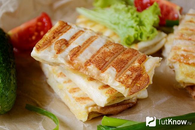 Готовые конвертики из лаваша с сыром