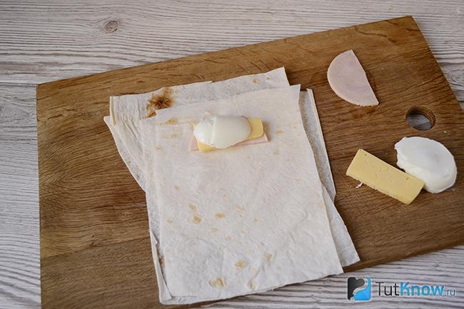 Лаваш с кусочком сыра и колбасы