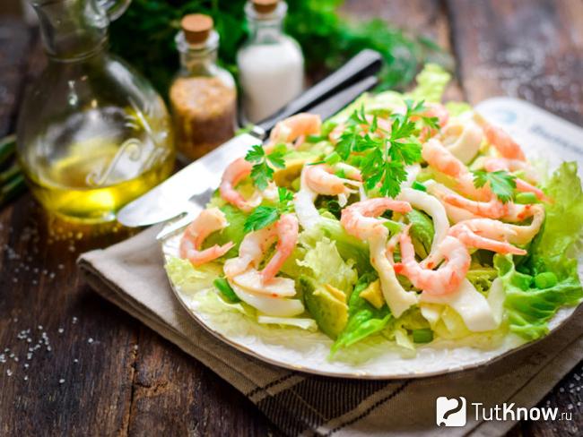 Салат с рукколой и запеченными креветками в духовке