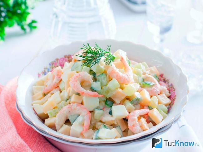 Салат с жареными креветками и авокадо