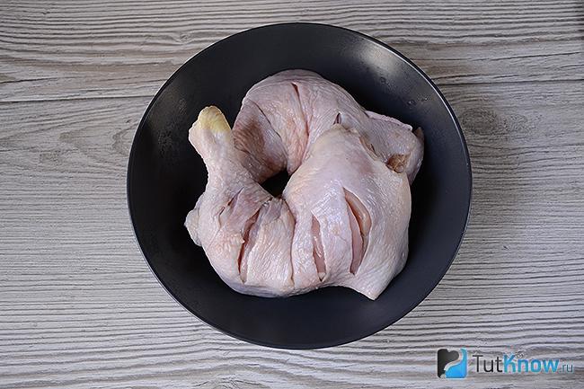 Делаем насечки на куриных окорочках