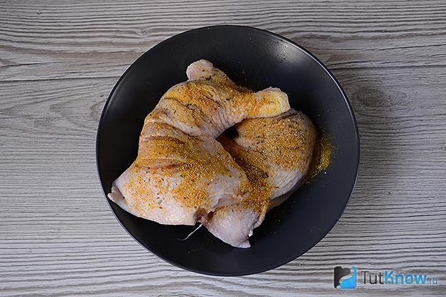 Смазываем специями куриные окорочка
