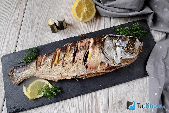 Готовый толстолобик в духовке с лимоном и укропом