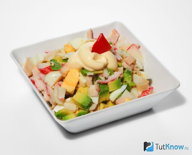 Салат из авокадо с крабовыми палочками и кальмарами