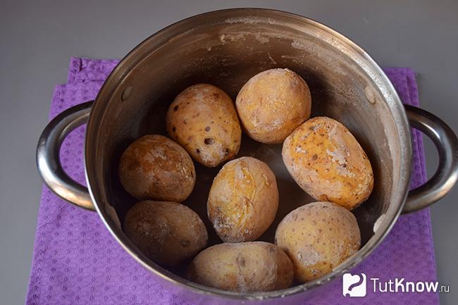Готовый картофель по-канарски в кастрюле