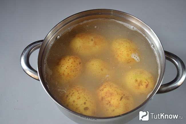 Картофель варится в соленой воде