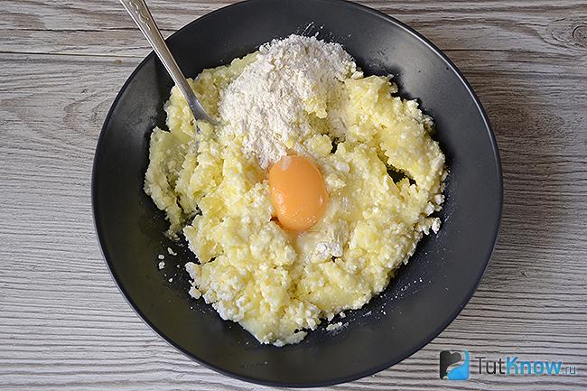 Добавление яйца и муки в творожно-картофельную смесь