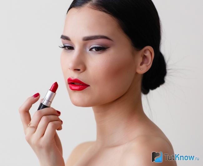 Акцент на губы в макияже для брюнетки