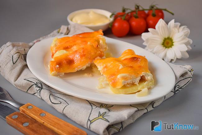 Готовая к подаче картошка с куриным филе по-французски