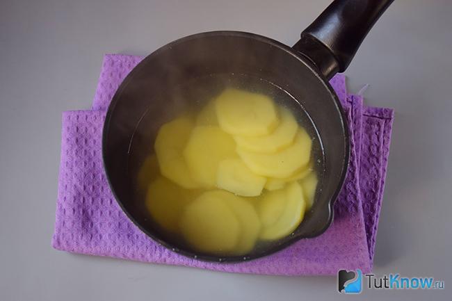 Нарезанный слайсами картофель