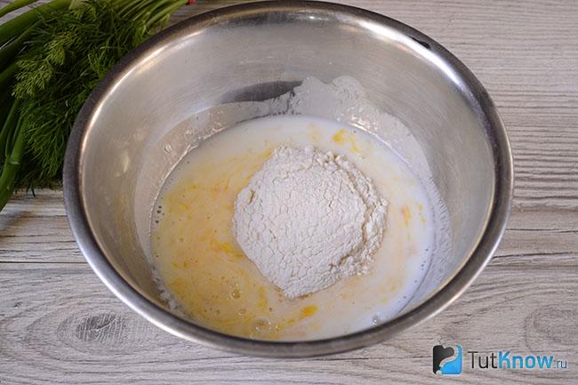 Яйца с кефиром и мукой