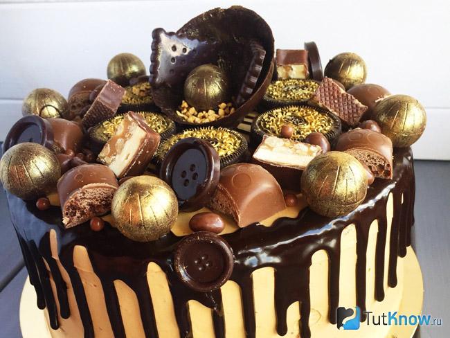Торт Сникерс с арахисом и сгущенкой