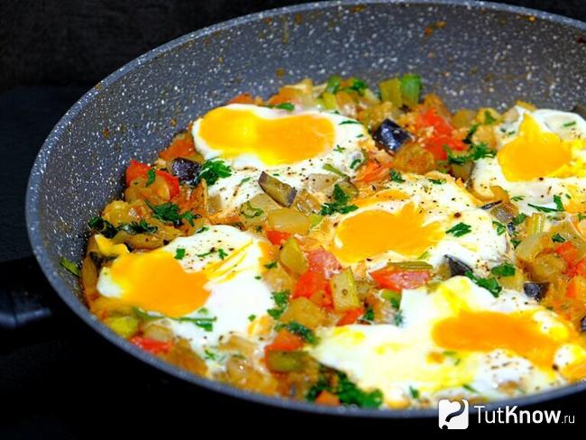 Яичница с баклажанами, кабачками и помидорами