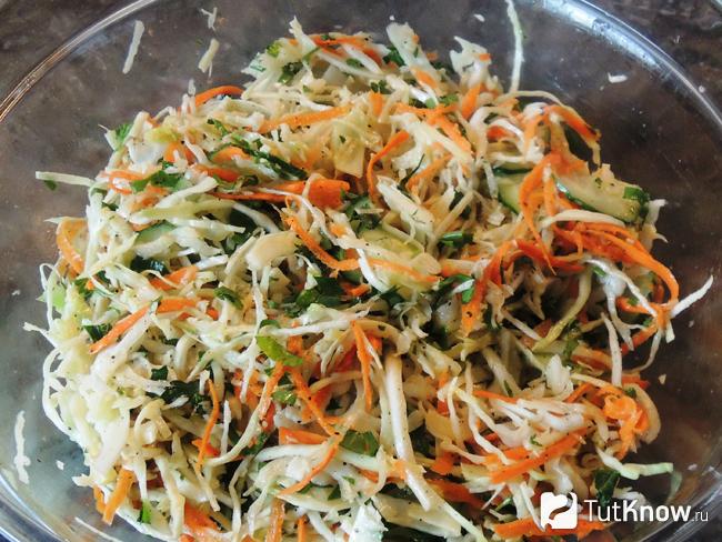 Салат с морской и белокочанной капустой