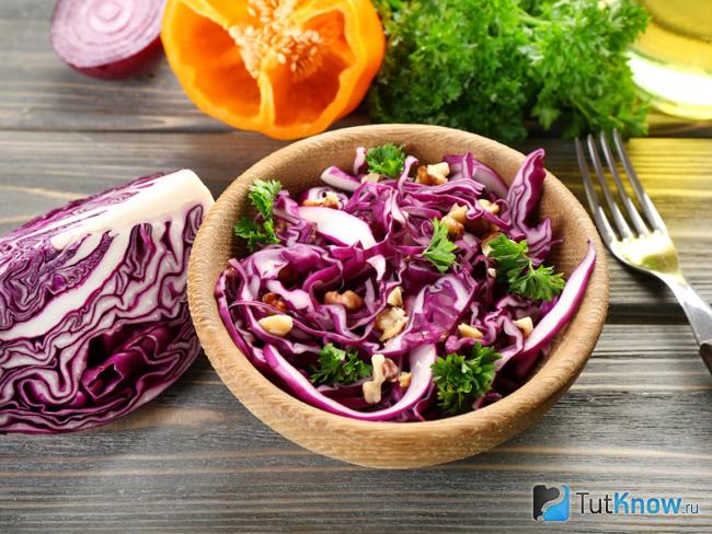 Салат из капусты, огурцов и кукурузы
