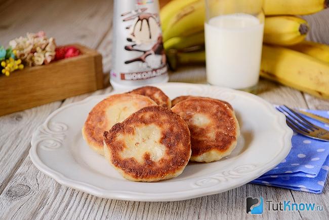 Готовые к подаче сырники с бананом без муки