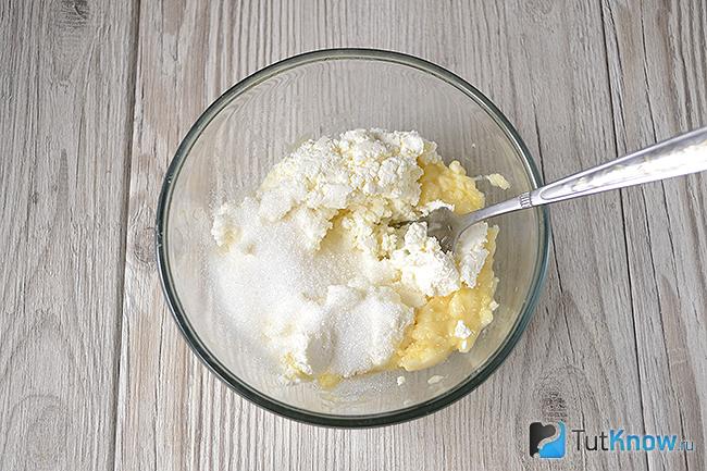 Банановое пюре с творогом и сахаром