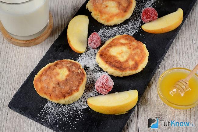 Готовые сырники с яблоком и овсянкой