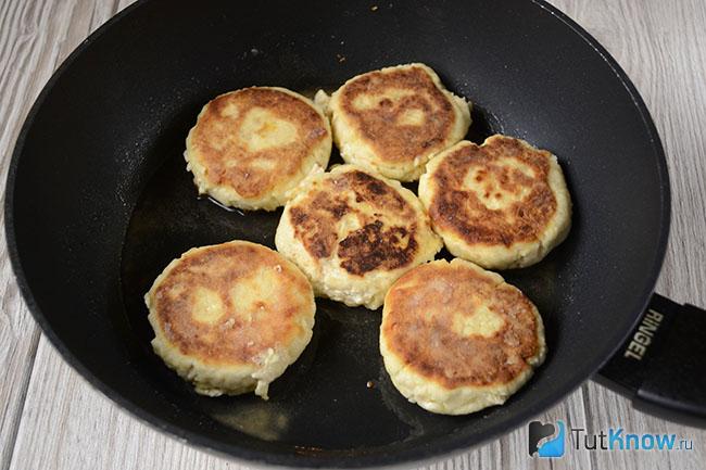 Готовые сырники на сковороде