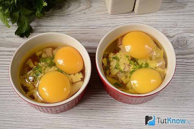 Яйца с сыром, зеленью и колбасой