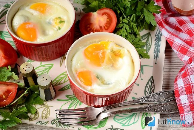 Готовая яичница с колбасой и сыром в формочках