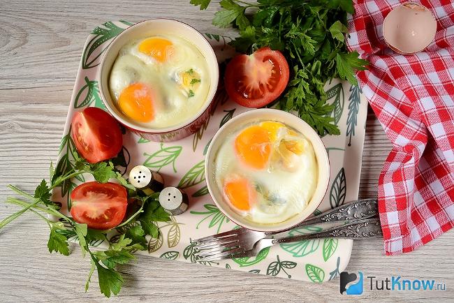 Готовая яичница в духовке в формочках