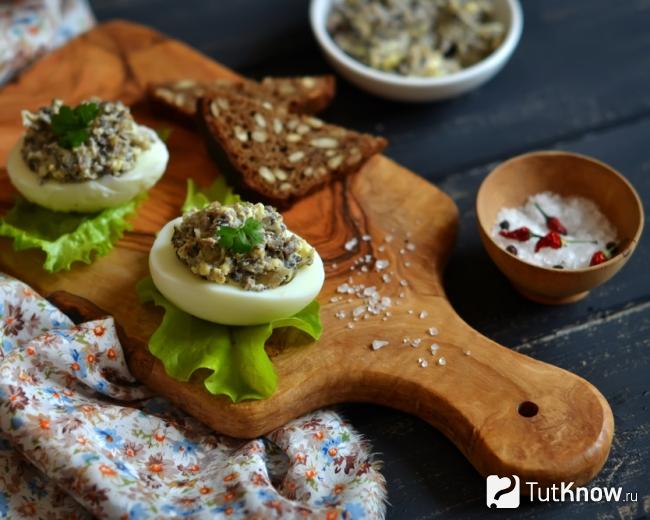 Фаршированные яйца с сыром и грибами