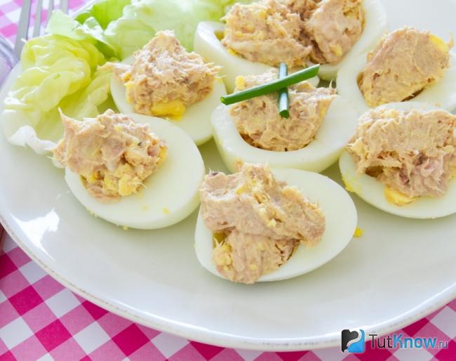 Фаршированные яйца с тунцом