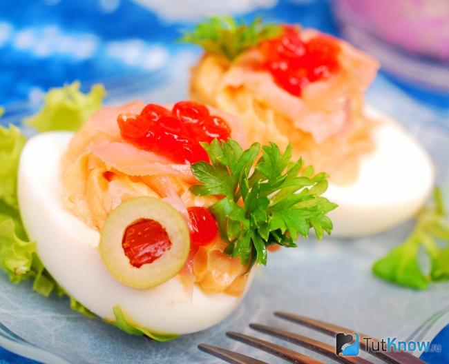 Фаршированные яйца с красной рыбой и креветками