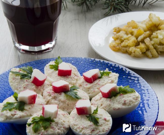 Фаршированные яйца с крабовыми палочками