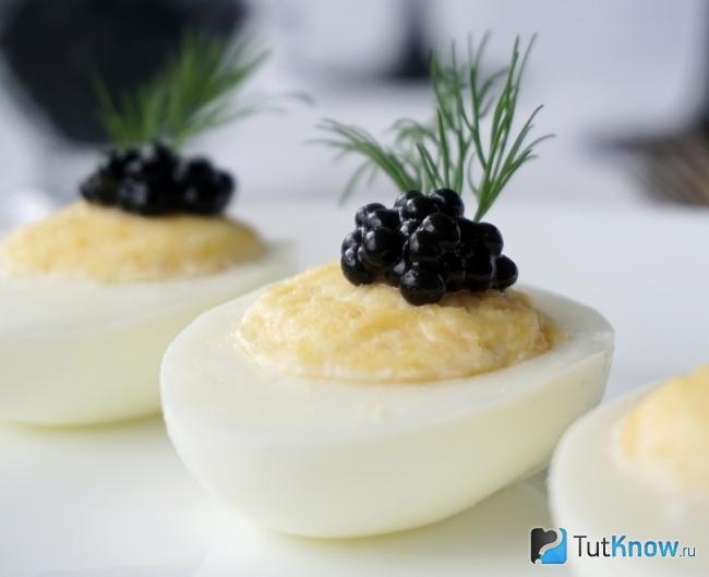 Фаршированные яйца с рисом