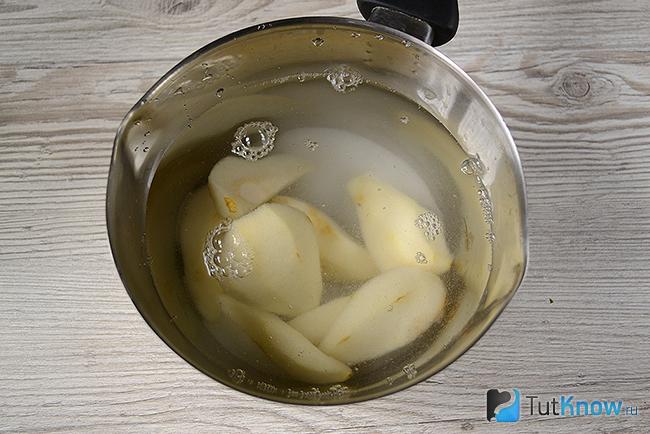 Груша с сахаром в кастрюле залитая водой