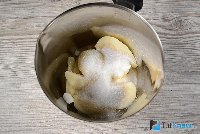 Груша с сахаром в кастрюле