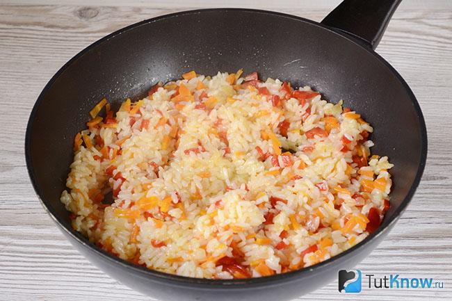 Готовый постный рис с овощами на сковороде
