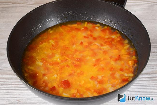 Овощи с рисом, залитые водой