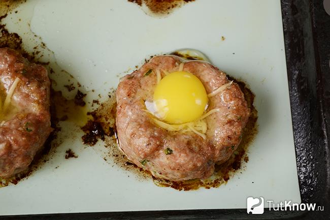 Мясное гнездо с перепелиными яйцами