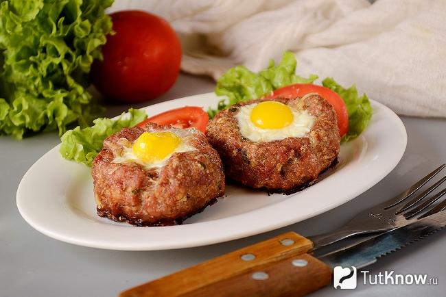 Готовые мясные гнезда с перепелиными яйцами