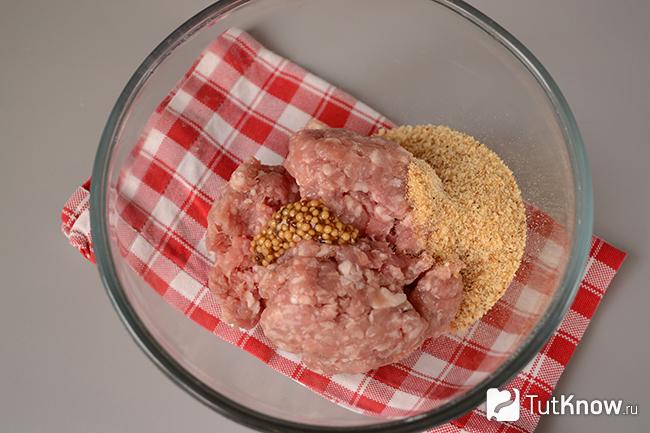 Фарш с горчицей и панировочными сухарями