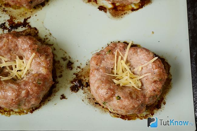 Мясные гнезда и тертый сыр