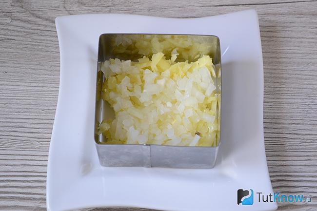 Слой картофеля и лука в форме для салата