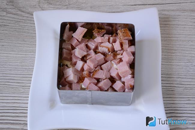 Слой мяса в форме для салата