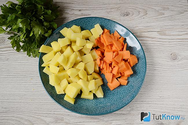 Нарезанные картофель и морковь