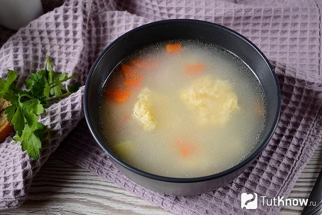 Готовый суп с сырными клецками на курином бульоне