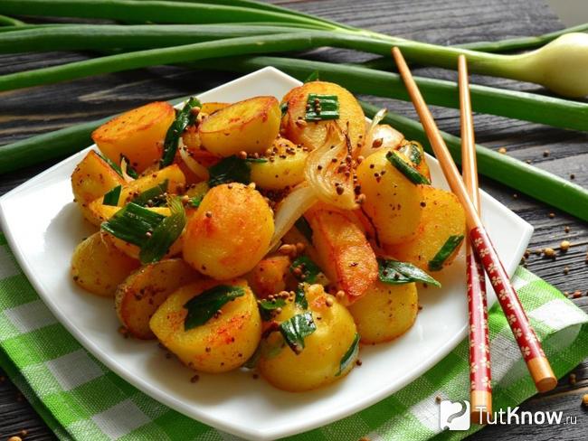 Жареный картофель на сковороде целиком