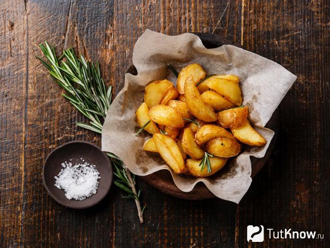 Запечённая картошка с салом и сыром