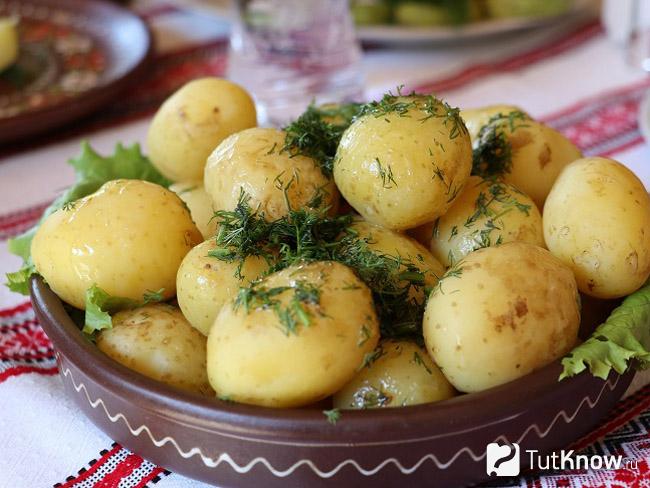 Картофель в рукаве с чесноком