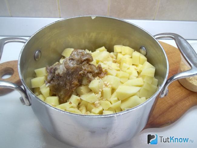 В кастрюлю добавлено мясо