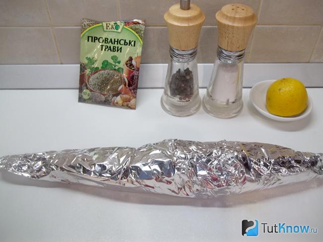 Корюшка обернута фольгой