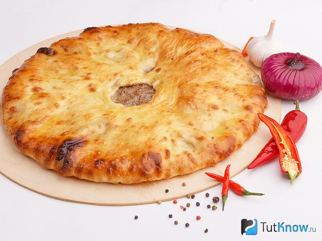 Пирог с мясом и капустой на сковороде